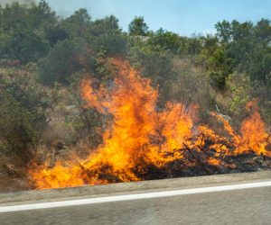 02.08.2022. Vodice - U okolici Sibenika u kratkom vremenskom razmaku buknula su  tri pozara, u mjestima kod Srima i Vodica. Vatrogasci su na terenu, a u pomoc su poslani kanaderi. Photo: Bruno Fantulin/PIXSELL