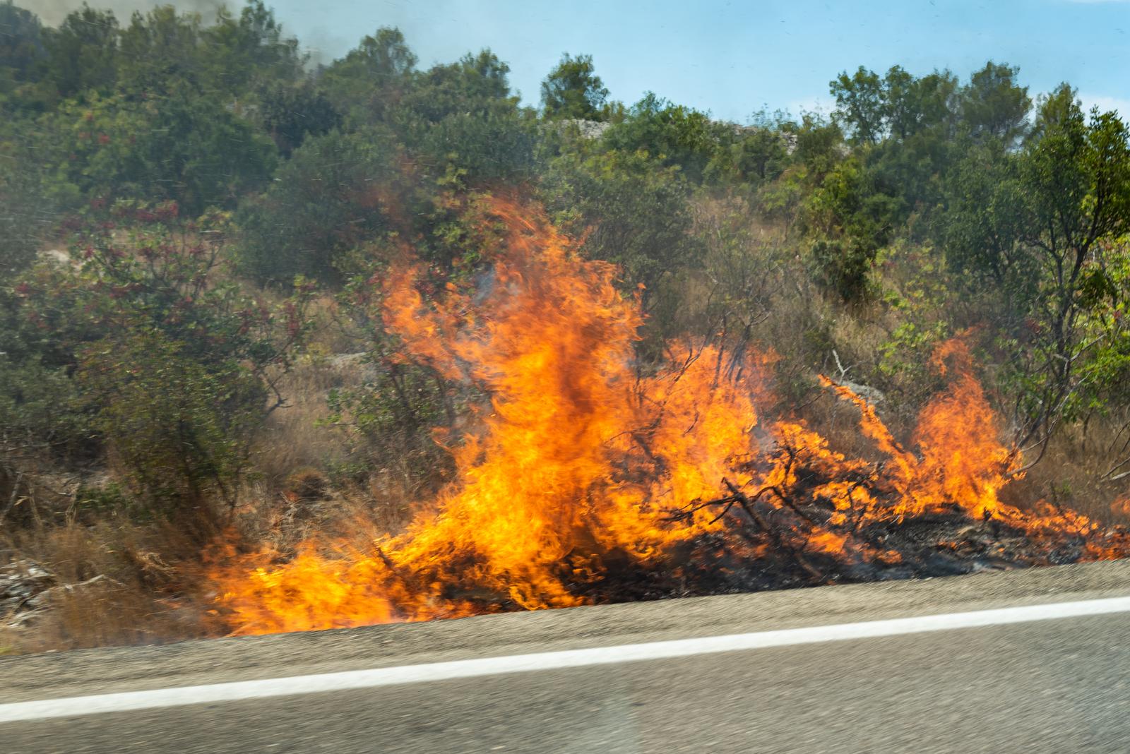 02.08.2022. Vodice - U okolici Sibenika u kratkom vremenskom razmaku buknula su  tri pozara, u mjestima kod Srima i Vodica. Vatrogasci su na terenu, a u pomoc su poslani kanaderi. Photo: Bruno Fantulin/PIXSELL