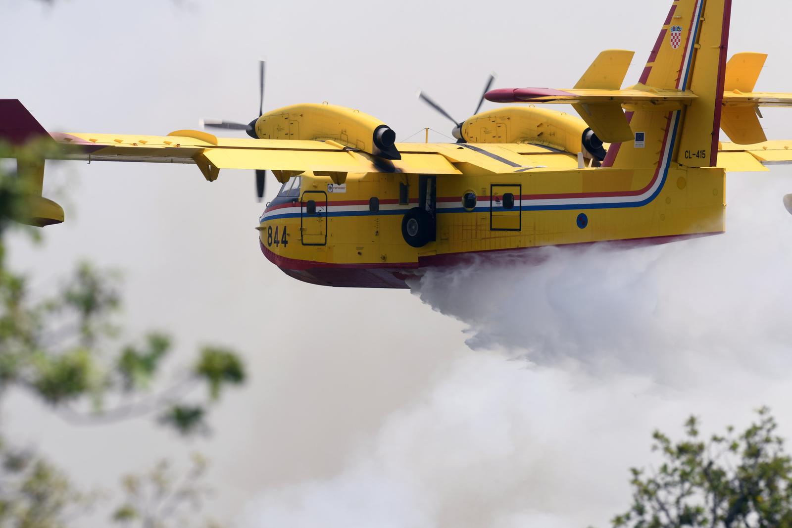 02.08.2022., Dubrava kod Sibenika - Pozar u Dubravi kraj Sibenika gase kanaderi  i zemaljske snage.
 Photo: Pixsell/PIXSELL