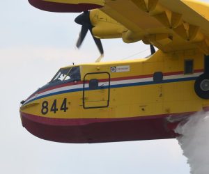 02.08.2022., Dubrava kod Sibenika - Pozar u Dubravi kraj Sibenika gase kanaderi  i zemaljske snage.
 Photo: Pixsell/PIXSELL