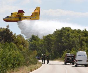 02.08.2022., Dubrava kod Sibenika - Pozar u Dubravi kraj Sibenika gase kanaderi  i zemaljske snage.
 Photo: Pixsell/PIXSELL