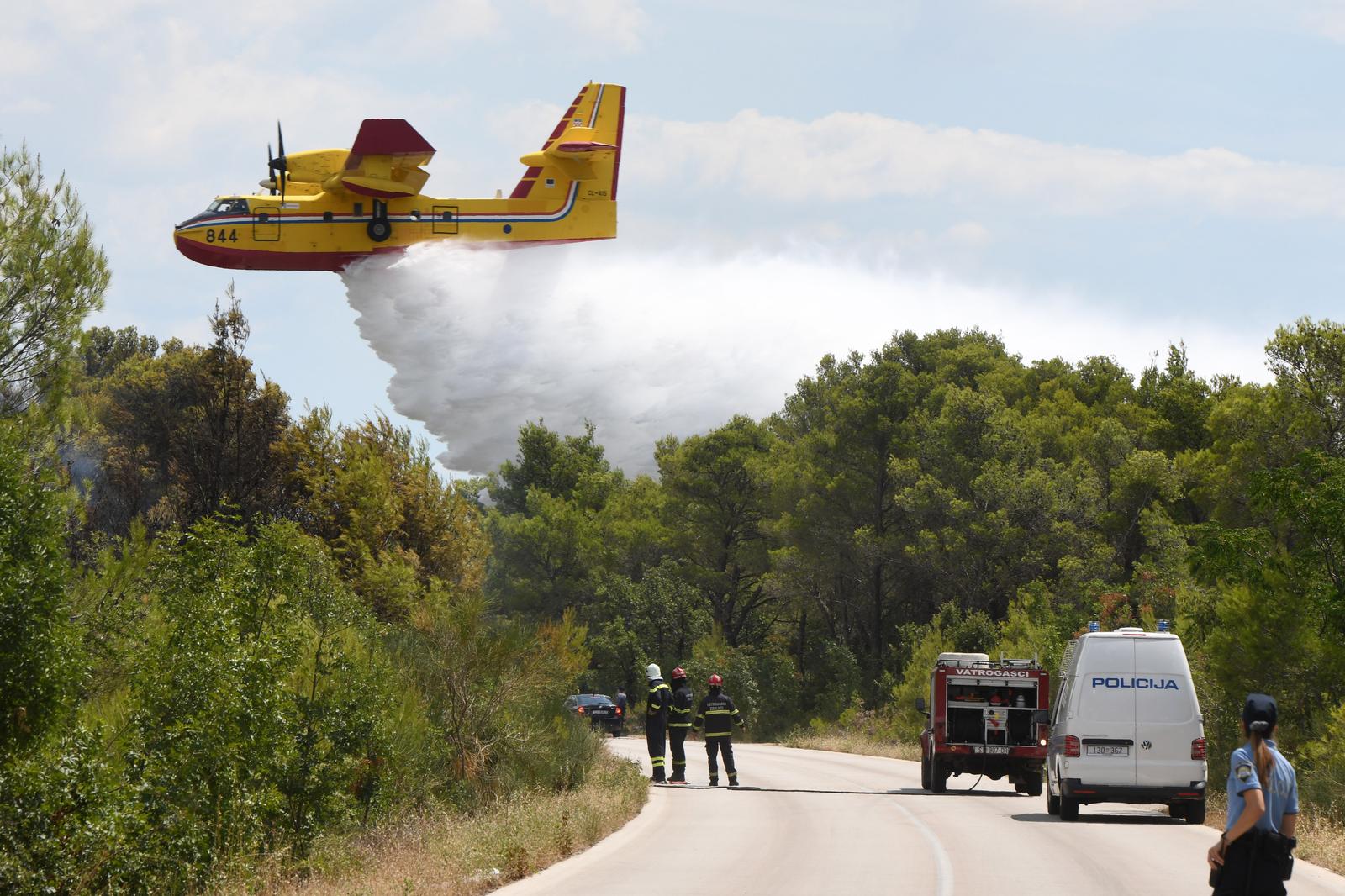 02.08.2022., Dubrava kod Sibenika - Pozar u Dubravi kraj Sibenika gase kanaderi  i zemaljske snage.
 Photo: Pixsell/PIXSELL