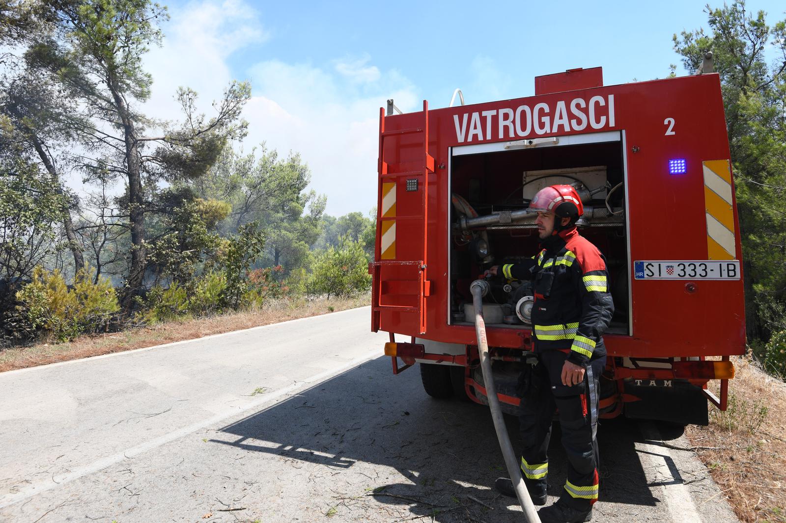 02.08.2022., Dubrava kod Sibenika - Pozar u Dubravi kraj Sibenika gase kanaderi  i zemaljske snage.
 Photo: Pixsell/PIXSELL