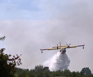02.08.2022., Sibenik - Zbog novog pozara zatvorena vodicka zaobilaznica. Na terenus u uz vatrogasce i kanaderi koji gase pozar.  Photo: Dino Stanin/PIXSELL