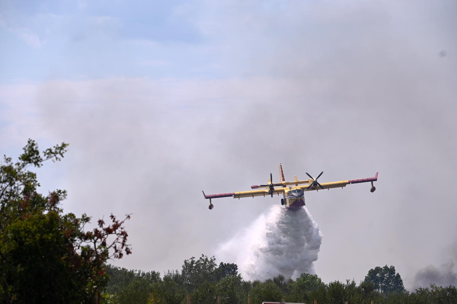 02.08.2022., Sibenik - Zbog novog pozara zatvorena vodicka zaobilaznica. Na terenus u uz vatrogasce i kanaderi koji gase pozar.  Photo: Dino Stanin/PIXSELL