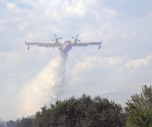 02.08.2022., Sibenik - Zbog novog pozara zatvorena vodicka zaobilaznica. Na terenus u uz vatrogasce i kanaderi koji gase pozar.  Photo: Dino Stanin/PIXSELL