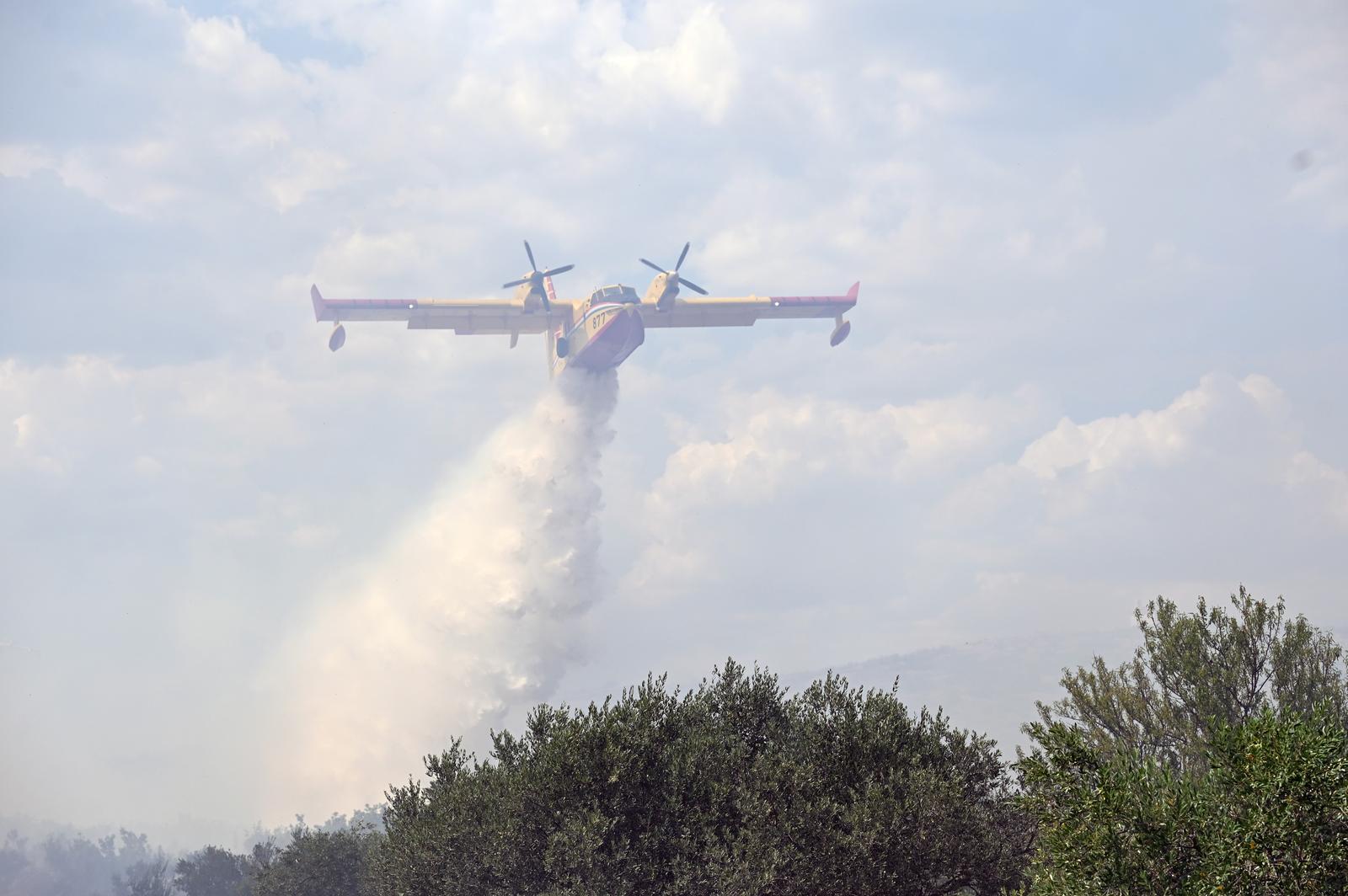 02.08.2022., Sibenik - Zbog novog pozara zatvorena vodicka zaobilaznica. Na terenus u uz vatrogasce i kanaderi koji gase pozar.  Photo: Dino Stanin/PIXSELL