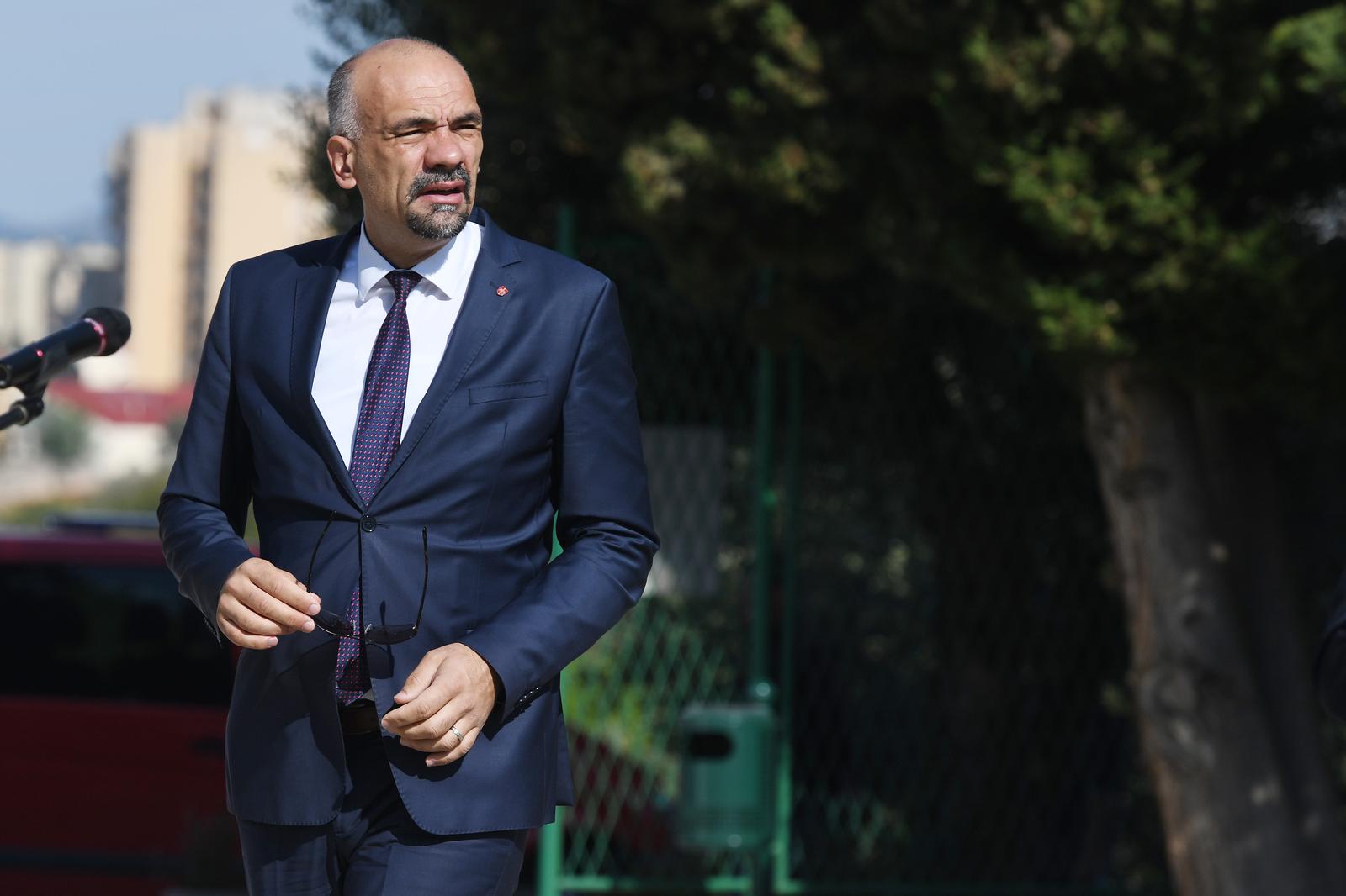 03.05.2022., Sibenik - Uoci sutrasnjeg blagdana Sv. Florijana na gradskom groblju Kvanj u Sibeniku predstavnici grada, zupanije i Vatrogasne zajednice polozili vijence na spomen kriz. Marko Jelic.
 Photo: Hrvoje Jelavic/PIXSELL