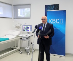 03.05.2022., Rijeka - Predstavljanje donacije Zaklade Maria Krocker-Tuskan Zavodu za podvodnu i hiperbaricnu medicinu KBC-a Rijeka. Predstavljanju uredjaja za dijagnostiku periferne mikrocirkulacije natzocili su: ravnatelj KBC-a Alen Ruzic, zamjenica ravnatelja Diana Marzic, procelnik zavoda za podvodnu i hiperbaricnu medicinu Boris Reinic, specijalist hitne medicine Mario Franolic. 
 Photo: Goran Kovacic/PIXSELL