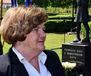 03.05.2022., Slavonski Brod - Polaganje cvijeca i paljenje svijeca kod spomenika "Djevojcica" u povodu obilljezavanja 30. obljetnice najkrvavijeg ratnog dana u Slavonskom Brodu, kada je u cjelodnevnom raketiranju grada zivot izgubilo 16 osoba, medju kojima sestero djece, a jos 60 ih je ranjeno. Julijana Rosandic, predsjednica je Zajednice udruga hrvatskih civilnih stradalnika Domovinskog rata. Photo: Ivica Galovic/PIXSELL