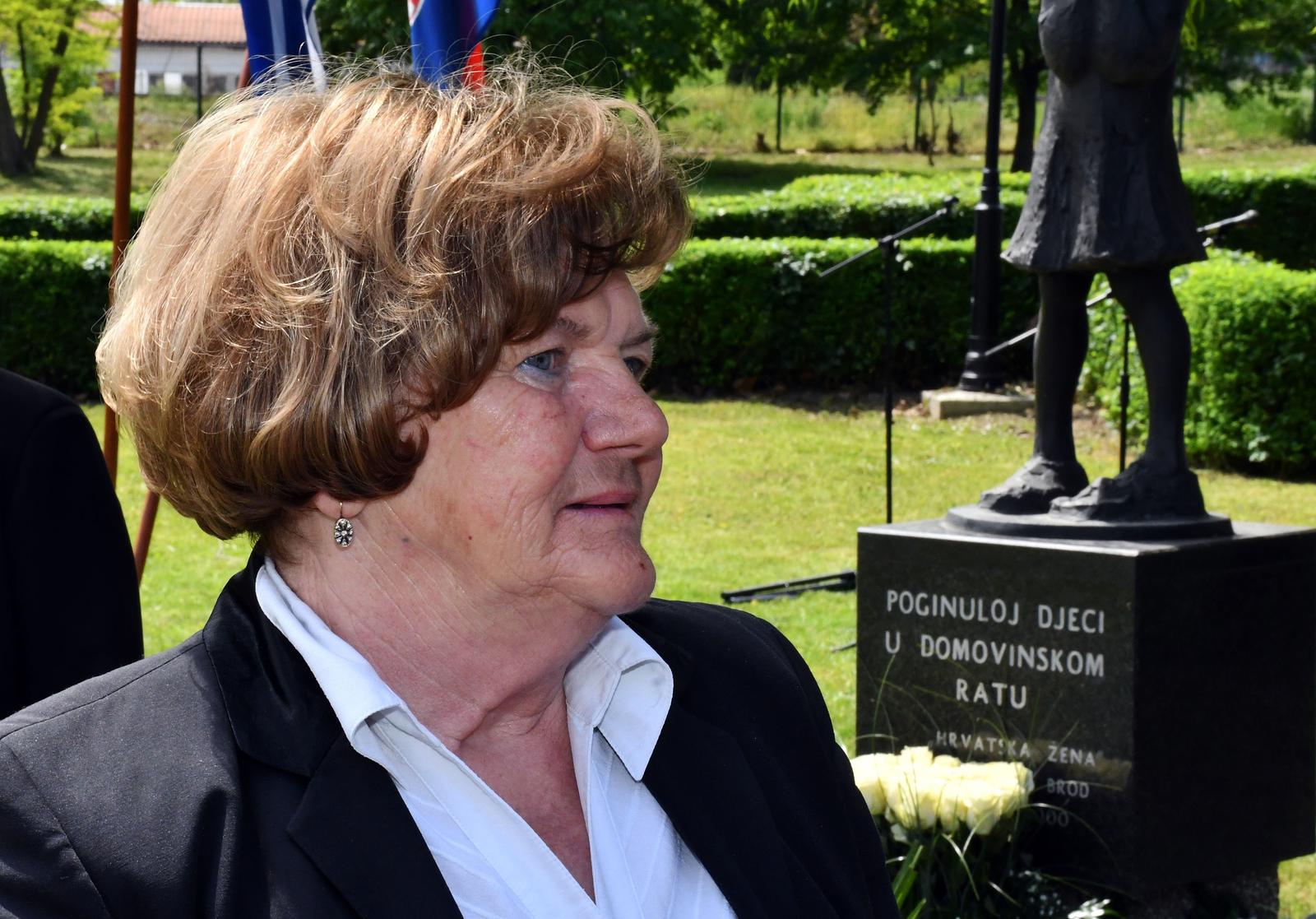 03.05.2022., Slavonski Brod - Polaganje cvijeca i paljenje svijeca kod spomenika "Djevojcica" u povodu obilljezavanja 30. obljetnice najkrvavijeg ratnog dana u Slavonskom Brodu, kada je u cjelodnevnom raketiranju grada zivot izgubilo 16 osoba, medju kojima sestero djece, a jos 60 ih je ranjeno. Julijana Rosandic, predsjednica je Zajednice udruga hrvatskih civilnih stradalnika Domovinskog rata. Photo: Ivica Galovic/PIXSELL