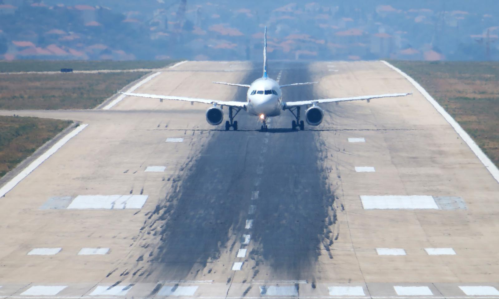03.08.2017., Kastela - Pista Zracne luke Split u Resniku rusi sve rekorde po broju putnika i temperaturi koja je ove godine iznosila rekordnih 42,3 Celzijeva stupnja."nPhoto: Ivo Cagalj/PIXSELL