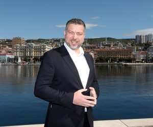 04.05.2021., Rijeka - Josip Ostrogovic, kandidat HDZ-a za gradonacelnika, predstavio je svoje suradnike kandidate za Gradsko vijece Rijeke.rPhoto: Goran Kovacic/PIXSELL