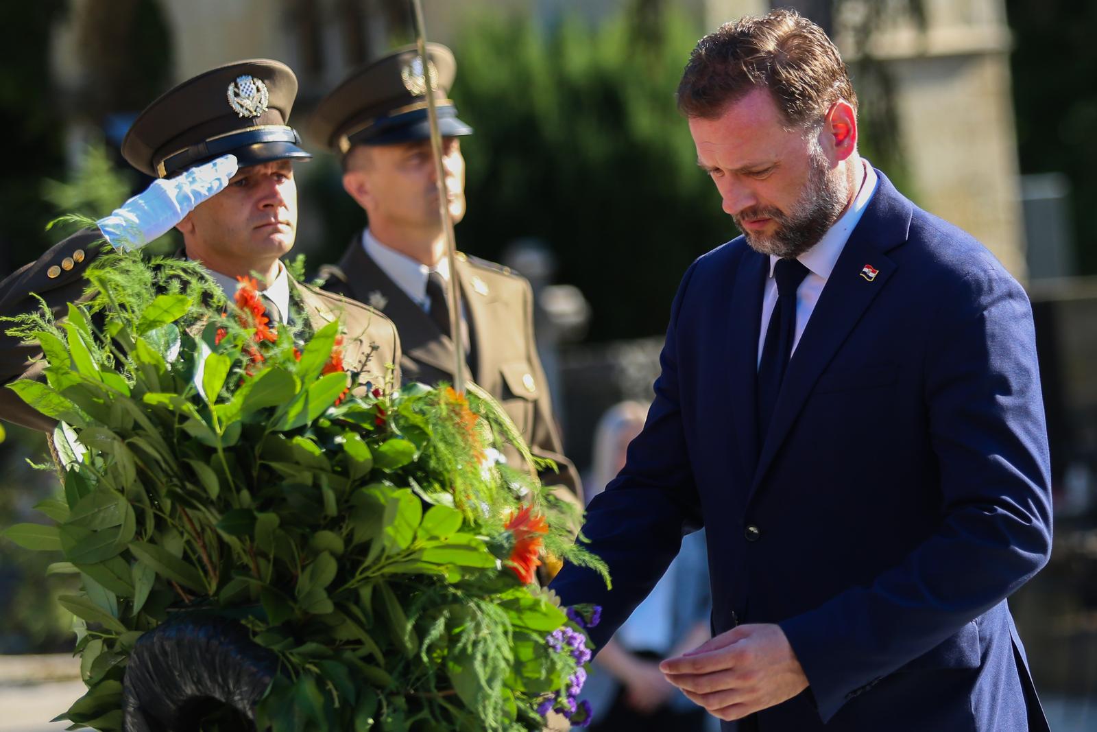 04.08.2022., Zagreb - Povodom obiljezavanja Dana pobjede i domovinske zahvalnosti i Dana hrvatskih branitelja izaslanstvo Ministarstva obrane i Hrvatske vojske polozilo je vijence i zapalilo svijece na Gradskom groblju Mirogoj.  Photo: Antonio Jakus/PIXSELL