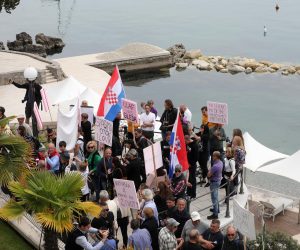 05.05.2022., Opatija - Prosvjed gradjana Ilovika i Losinja zbog izgradnje luke Mrtvaska na otoku Losinju. Prosvjednici prosvjeduju pred hotelom Royal u kojem zasjeda Zupanijska skupstina. Prosvjed prati zamjenik zupana sa stranackim kolegama SDP-a. 
  Photo: Goran Kovacic/PIXSELL