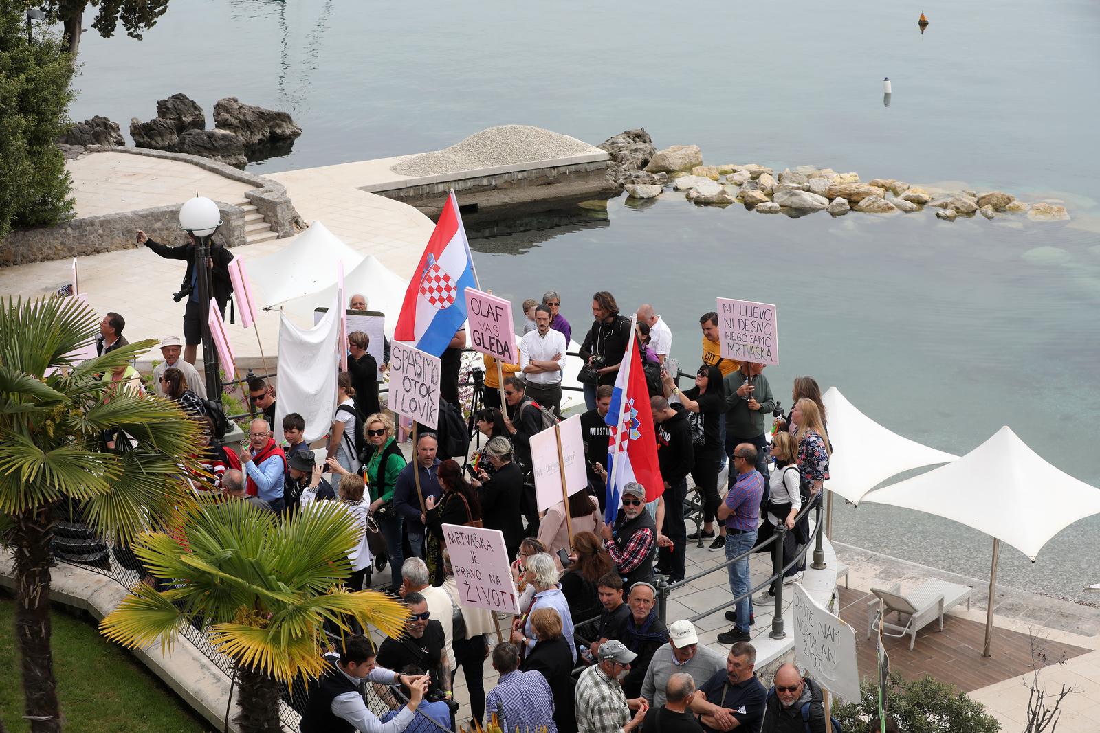 05.05.2022., Opatija - Prosvjed gradjana Ilovika i Losinja zbog izgradnje luke Mrtvaska na otoku Losinju. Prosvjednici prosvjeduju pred hotelom Royal u kojem zasjeda Zupanijska skupstina. Prosvjed prati zamjenik zupana sa stranackim kolegama SDP-a. 
  Photo: Goran Kovacic/PIXSELL