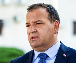 05.07.2020., Split - Ministar zdravstva u Vladi Republike Hrvatske Vili Beros glasao je na glasackom mjestu u Splitu.rPhoto: Milan Sabic/PIXSELL