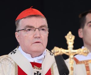01.11.2021., Mirogoj, Zagreb - Kardinal Josip Bozanic predvodio misu na blagdan Svih svetih kod sredisnjeg kriza na Mirogoju. Photo: Marko Prpic/PIXSELL Photo: Marko Prpic/PIXSELL