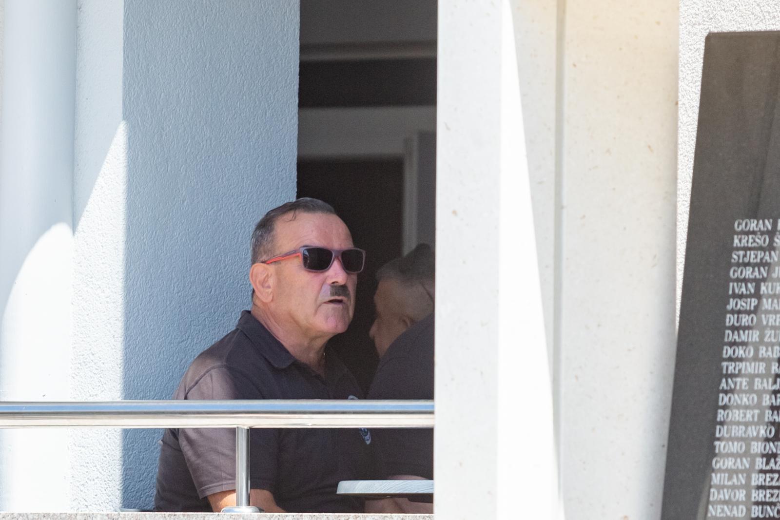 05.08.2022., Knin -  Marko Skejo, koji je s grupom svojih pristasa stigao u Knin i opet vikao za Dom spremni, sjeo je u kafic  Photo: Sime Zelic/PIXSELL