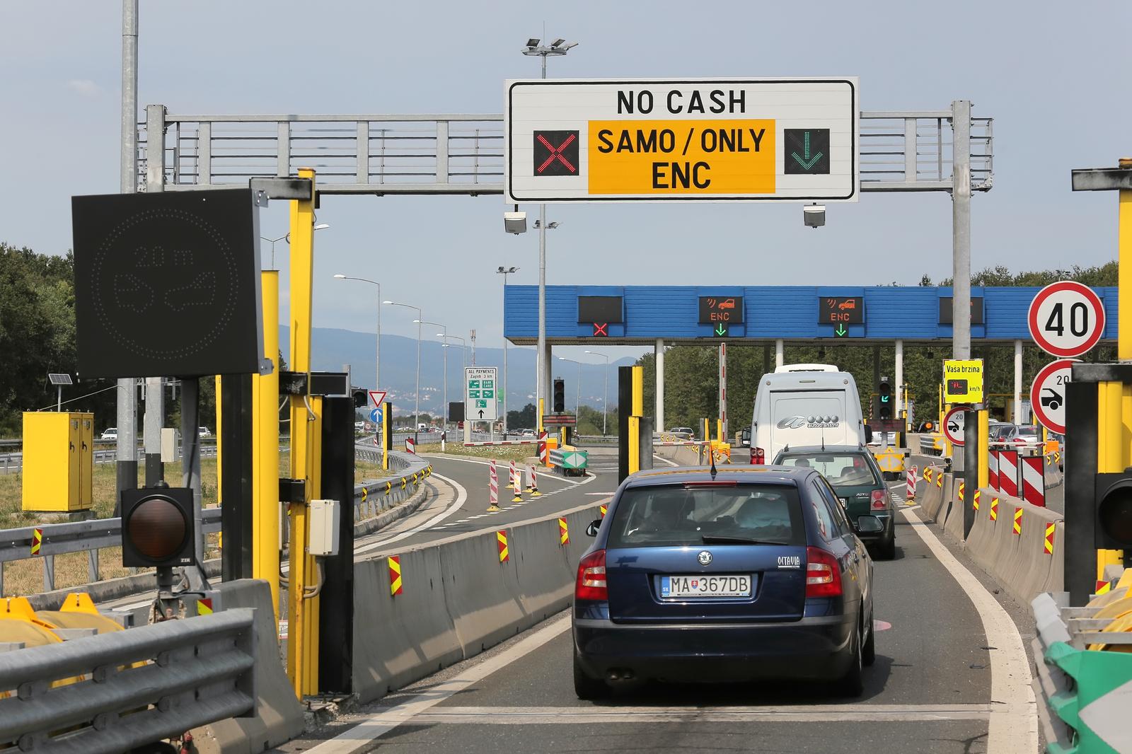 06.08.2017., Zagreb - Postaja za elektronsku naplatu cestarine Demerje. Zbog jutrasnjeg pada sustava naplate cestarine karticama Zaba-e, za njihove korisnike bilo je moguce placanje samo gotovinom ili ENC-om, što je stvorilo guzve. "nPhoto: Tomislav Miletic/PIXSELL