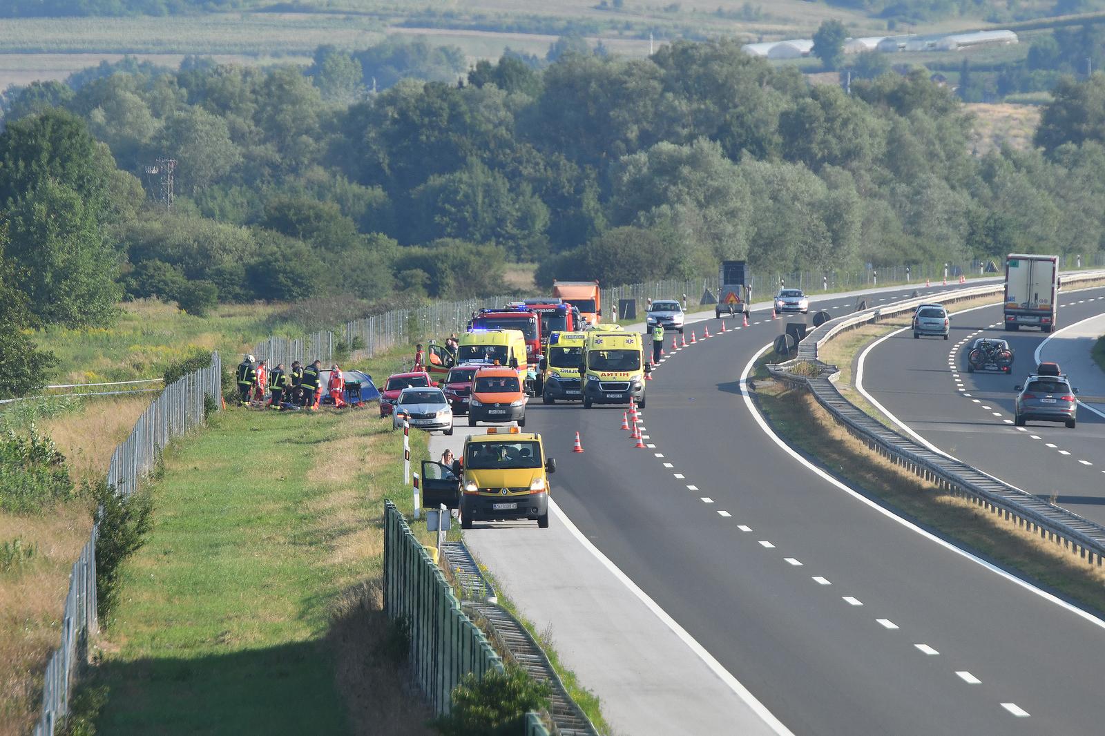 06.08.2022., Varazdin - Vise osoba poginulo je, a veci je broj tesko ozlijedjen u prometnoj nesreci koja se oko 5,40 sati dogodila na autocesti A4 u smjeru Zagreba, izmedju mjesta Jarek Bisaski i Podvorec, kada je s kolnika sletio autobusa poljskih nacionalnih registarskih oznaka, izvijestila je policija. Photo: Vjeran Zganec Rogulja/PIXSELL