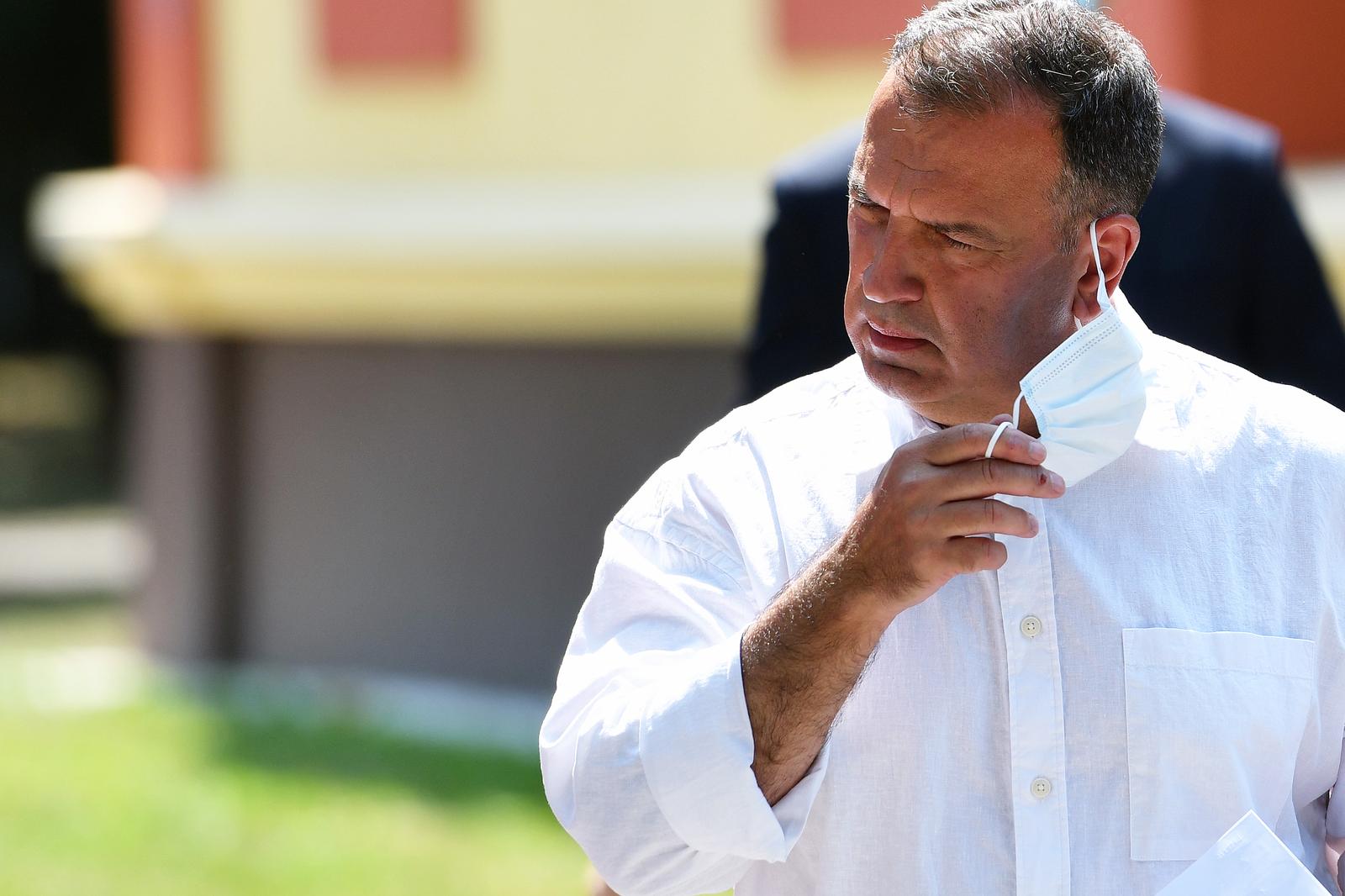 06.08.2022., Varazdin- Ministar zdravstva Vili Beros pred ravnateljstvom Opce bolnice Varazdin odrzao je konferenciju za medije povodom stravicne prometne nesrece u kojoj je smrtno stradalo 12 osoba. Photo: Vjeran Zganec Rogulja/PIXSELL