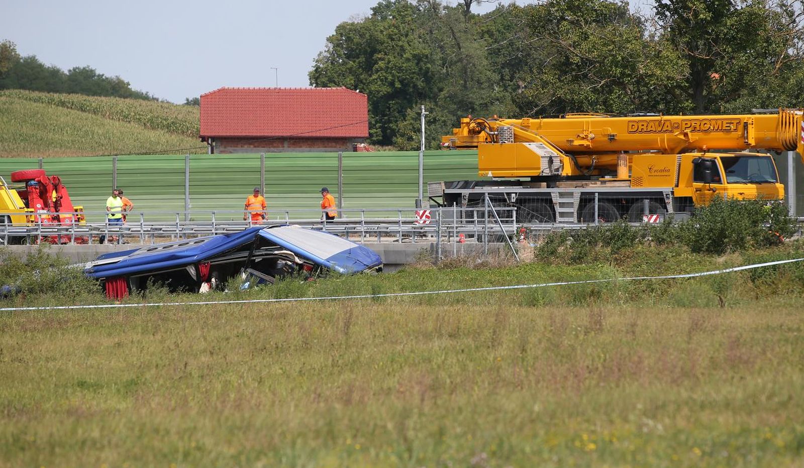 06.08.2022., Varazdin - Vise osoba poginulo je, a veci je broj tesko ozlijedjen u prometnoj nesreci koja se oko 5,40 sati dogodila na autocesti A4 u smjeru Zagreba, izmedju mjesta Jarek Bisaski i Podvorec, kada je s kolnika sletio autobusa poljskih nacionalnih registarskih oznaka, izvijestila je policija. Photo: Matija Habljak/PIXSELL