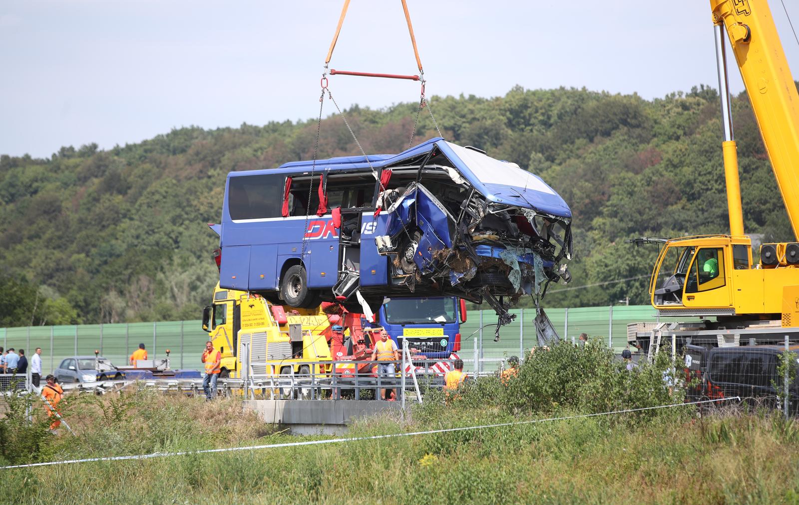06.08.2022., Varazdin - Vise osoba poginulo je, a veci je broj tesko ozlijedjen u prometnoj nesreci koja se oko 5,40 sati dogodila na autocesti A4 u smjeru Zagreba, izmedju mjesta Jarek Bisaski i Podvorec, kada je s kolnika sletio autobusa poljskih nacionalnih registarskih oznaka. Photo: Zeljko Lukunic/PIXSELL