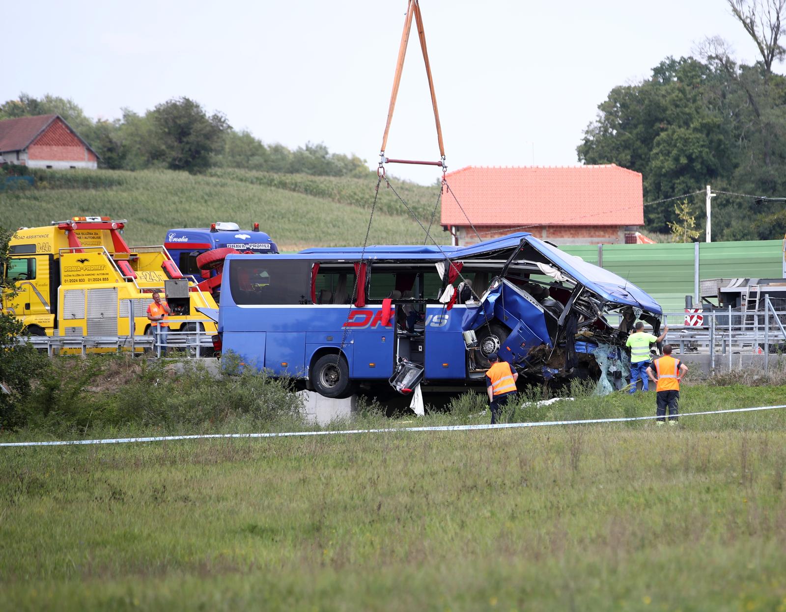 06.08.2022., Varazdin - Vise osoba poginulo je, a veci je broj tesko ozlijedjen u prometnoj nesreci koja se oko 5,40 sati dogodila na autocesti A4 u smjeru Zagreba, izmedju mjesta Jarek Bisaski i Podvorec, kada je s kolnika sletio autobusa poljskih nacionalnih registarskih oznaka. Photo: Zeljko Lukunic/PIXSELL
