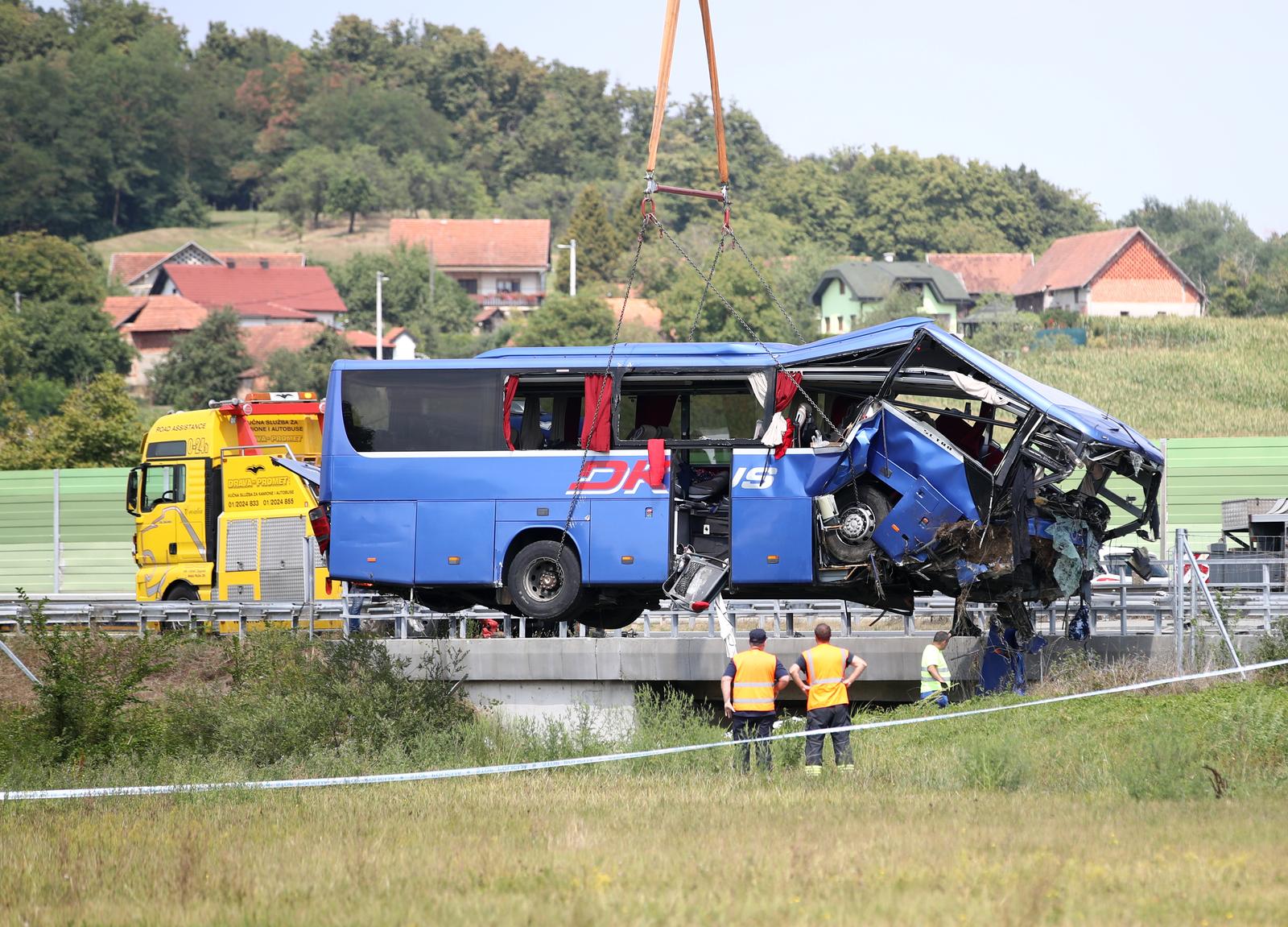 06.08.2022., Varazdin - Vise osoba poginulo je, a veci je broj tesko ozlijedjen u prometnoj nesreci koja se oko 5,40 sati dogodila na autocesti A4 u smjeru Zagreba, izmedju mjesta Jarek Bisaski i Podvorec, kada je s kolnika sletio autobusa poljskih nacionalnih registarskih oznaka. Photo: Zeljko Lukunic/PIXSELL