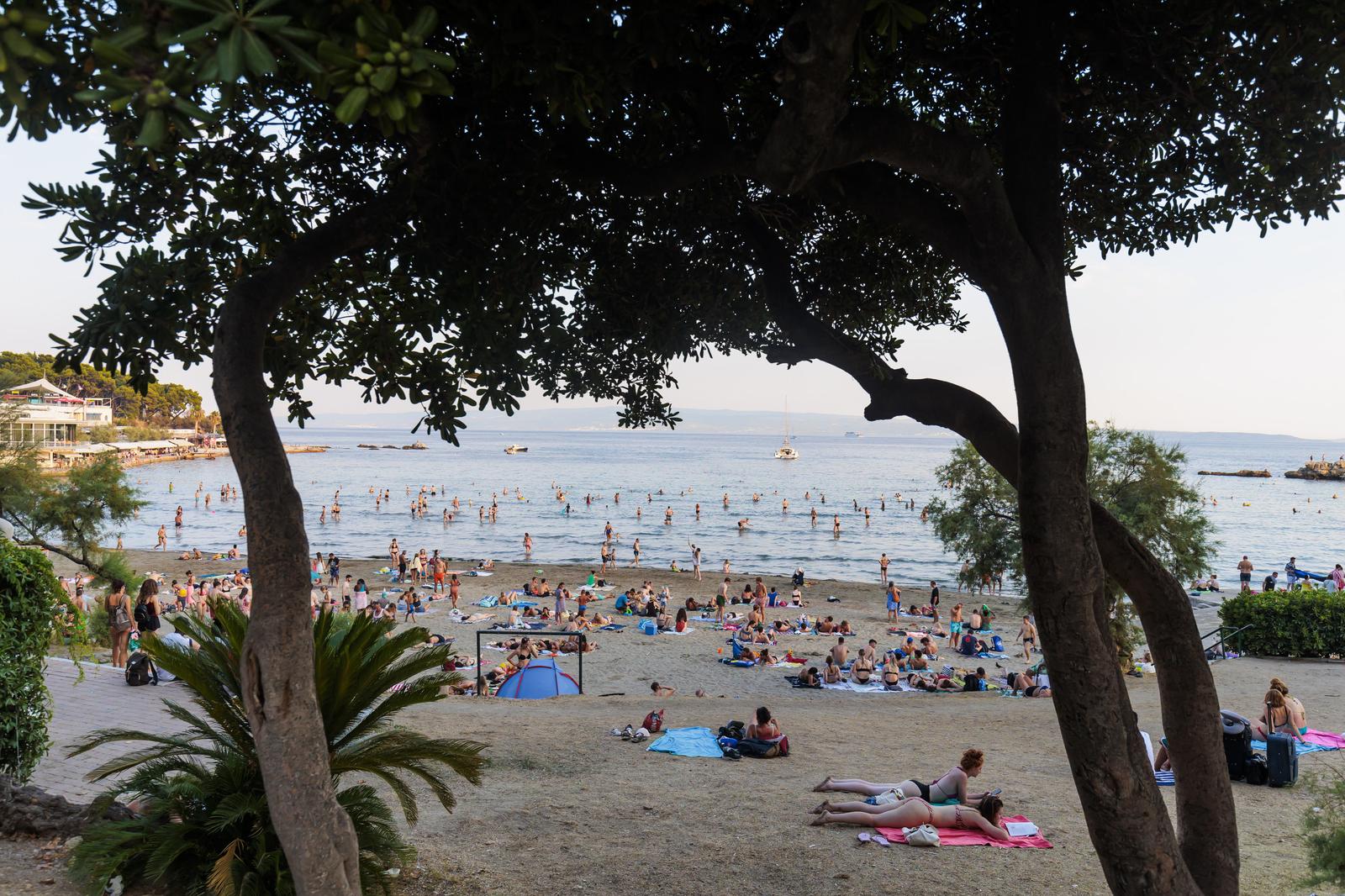 06.08.2022., Split - Subotnje poslijepodne brojni Splicani i njihovi gosti proveli su na Bacvicama. Photo: Miroslav Lelas/PIXSELL
