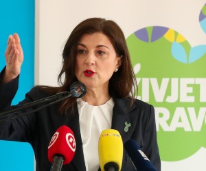 07.06.2022., Zagreb - Konferencija za medije u X. gimnaziji Ivan Supek na kojoj je najavljeno ovogodisnje izdanje UNICEF-ove humanitarne utrke Mlijecna staza. Ove godine, UNICEF ce Mlijecnom stazom podrzati standardizirani program mentalnozdravstvenog opismenjavanja ucitelja i nastavnika PoMoZi Da, koji provodi Hrvatski zavod za javno zdravstvo, uz podrsku Agencije za odgoj i obrazovanje. Sanja Music Milanovic, voditeljica programa Zivjeti zdravo, Hrvatski zavod za javno zdravstvo. 
Photo: Goran Stanzl/PIXSELL Photo: Goran Stanzl/PIXSELL