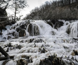 06.02.2021., Plitvice - Veliki broj posjetitelja iskoristilo je snizene cijene ulaznica i toplo vrijeme da bi posjetili Nacionalni park Plitvicka jezera.rPhoto: Emica Elvedji/PIXSELL
