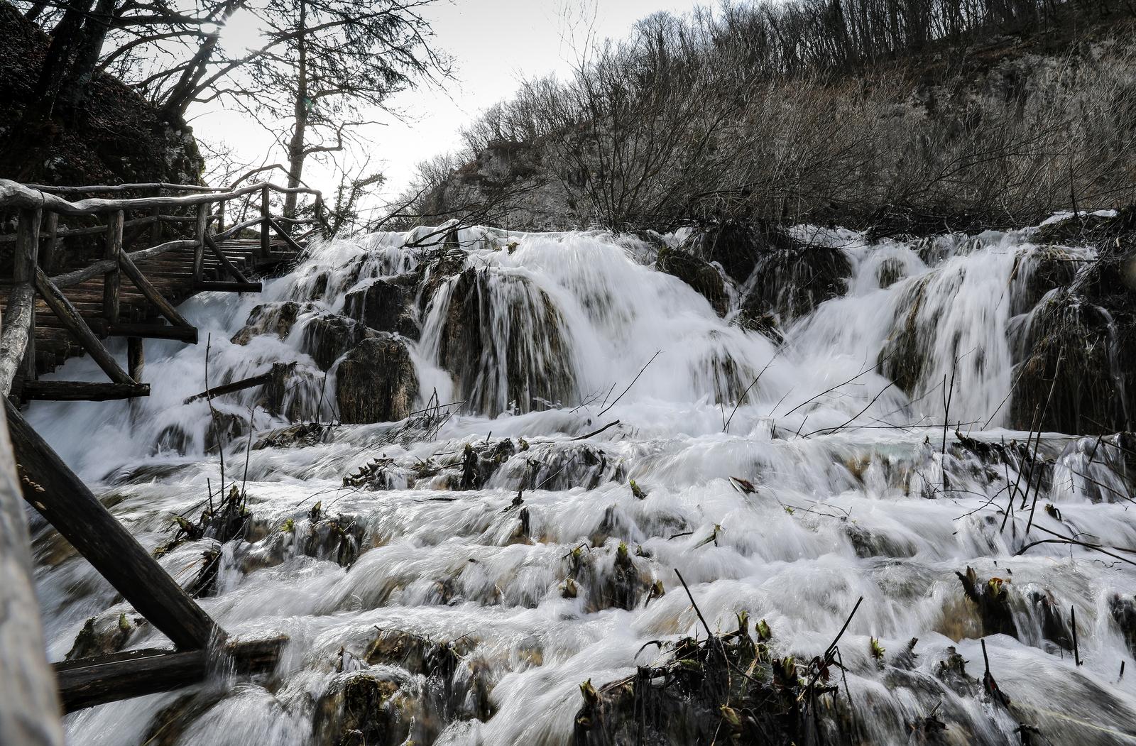 06.02.2021., Plitvice - Veliki broj posjetitelja iskoristilo je snizene cijene ulaznica i toplo vrijeme da bi posjetili Nacionalni park Plitvicka jezera.rPhoto: Emica Elvedji/PIXSELL