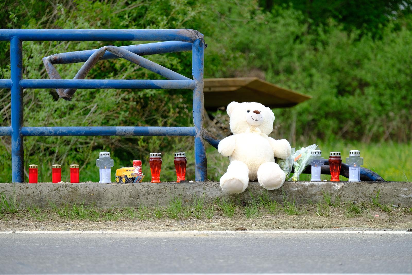 08.05.2022., Zagreb - Dan nakon teske prometne nesrece u Ogulincu, na samom mjestu dogadaja osvanule su svijece i igracke za djecu. Photo: Slaven Branislav Babic/PIXSELL