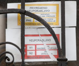 08.07.2021., Zagreb. Crvene, zute i zelene boje kao podsjetnik na nemili dogadjaj. Iako je od potresa u Zagrebu proslo vise od godinu dana (22. ozujka 2020) mnoga ulazna vrata jos uvijek krase naljepnice-oznake crvene, zute ili zelene boje, koje upucuju na uporabljivost samih gradjevina. Photo: Sanjin Strukic/PIXSELL