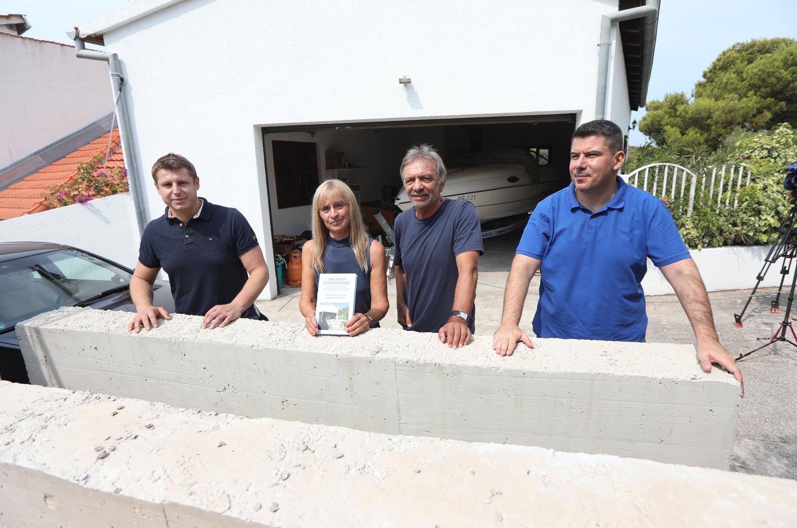 10.08.2022., Primosten - U Primostenu u Raduci odrzana je konferencija za medije na kojoj je sudjelovao mostov saborski zastupnik Nikola Grmoja, predsjednik Antikorupcijskog vijeca, bracni par Skorin Kapov vezano uz njihovu borbu s lokalnim i drzavnim institucijama.   Photo: Dusko Jaramaz/PIXSELL