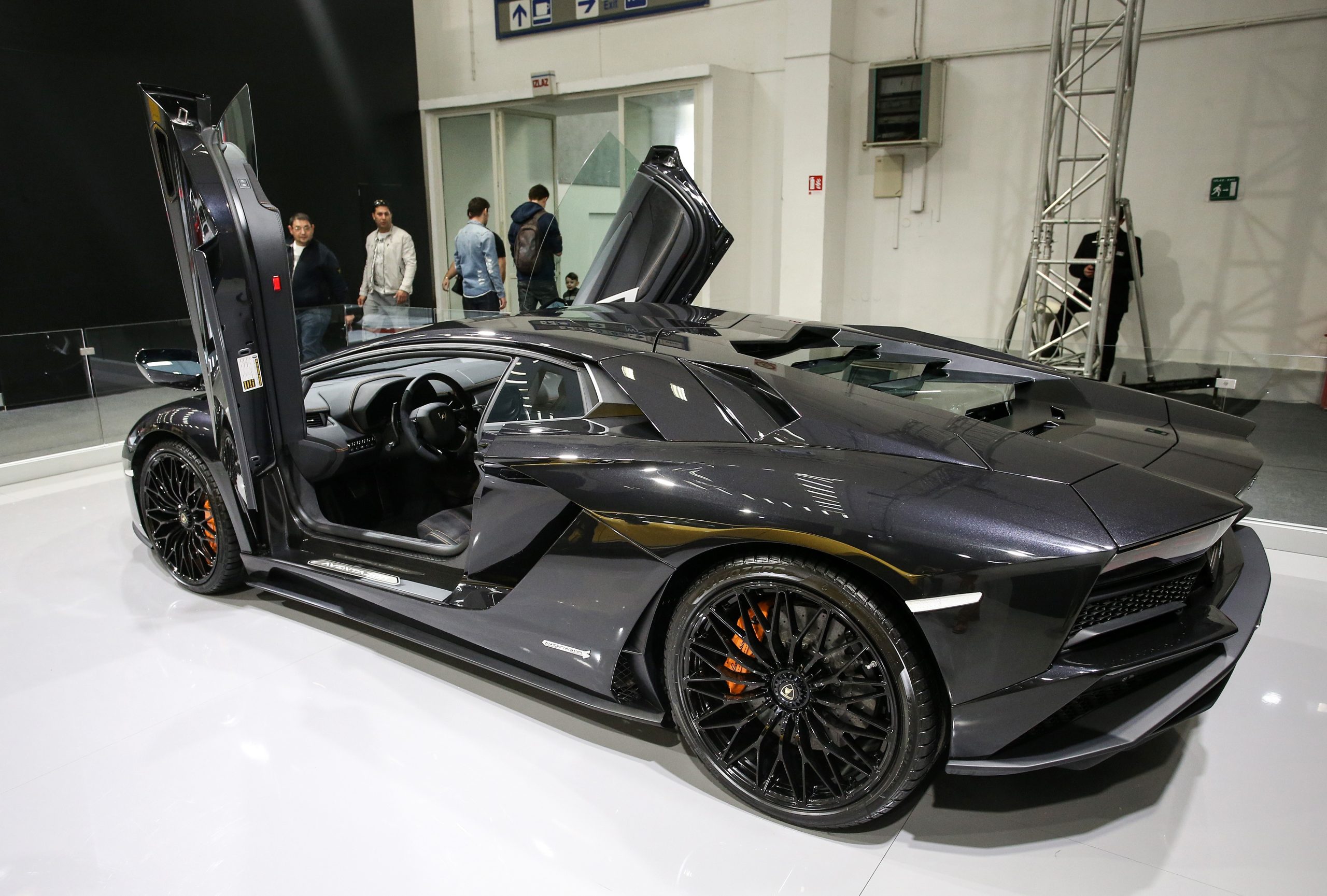 10.04.2018., Zagreb - Otvoren najposjeceniji i najatraktivniji sajam Zagrebackog velesajma - Zagreb Auto Show, 15. medjunarodni salon automobila, motocikala, gospodarskih vozila i pratece industrije.  Najskuplji automobil sajma je Lamborghini Aventador sa cijenom od oko pola milijuna eura. rPhoto: Petar Glebov/PIXSELL
