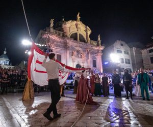 10.07.2022., Ispred Crkve svetog Vlaha, Dubrovnik - Podizanjem zastave Libertas uz stihove "Himne slobodi" ispred crkve sv. Vlaha otvorene su 73. Dubrovacke ljetne igre.  Photo: Grgo Jelavic/PIXSELL