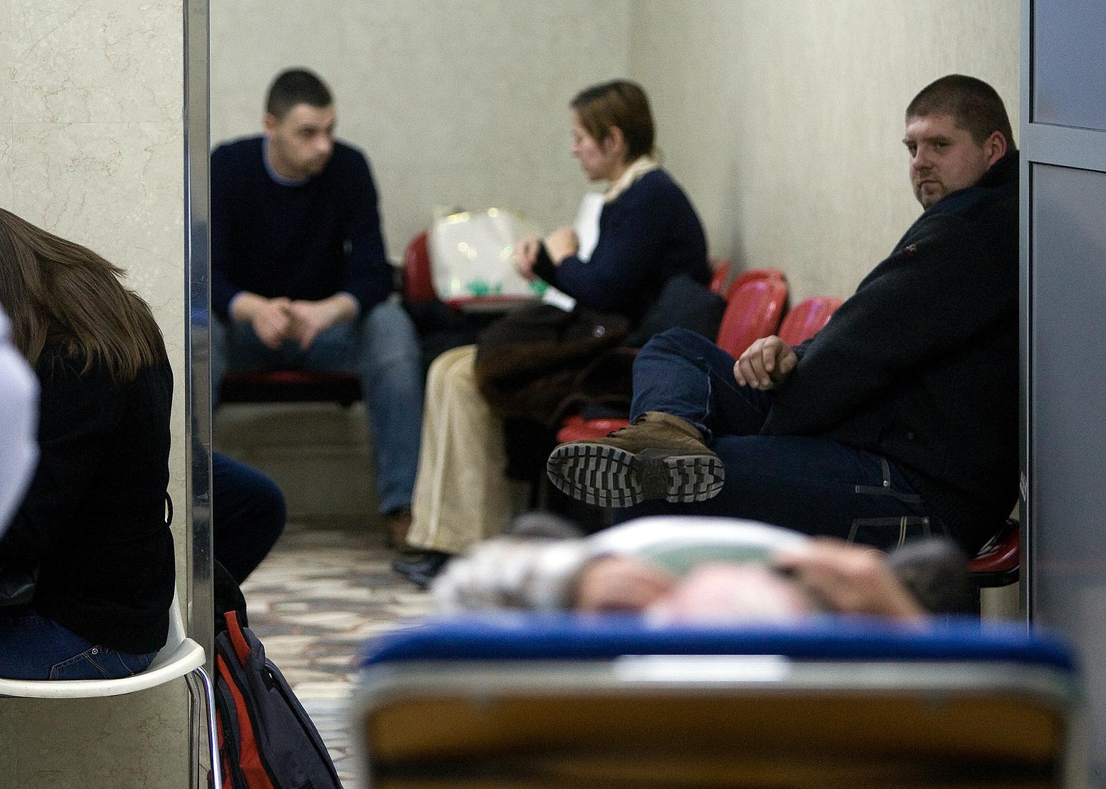 27.12.2010., Zagreb - Zbog poledice na ulicama mnogi gradjani su se ozlijedili te potrazili pomoc u Klinici za traumatologiju.rPhoto: Zeljko Hladika/PIXSELL