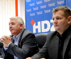 14.12.2011., Virovitica - Josip Djakic, saborski zastupnik HDZ-a i predsjednik HVIDRA-e i Ivica Kirin, gradonacelnik grada Virovitice i predsjednik Grdaskog odbora HDZ-a, potvrdili su da daju potporu Jadranki Kosor i Vladimiru Seksu u daljnjem vodjenju HDZ-arPhoto: Maja Santosi/PIXSELL