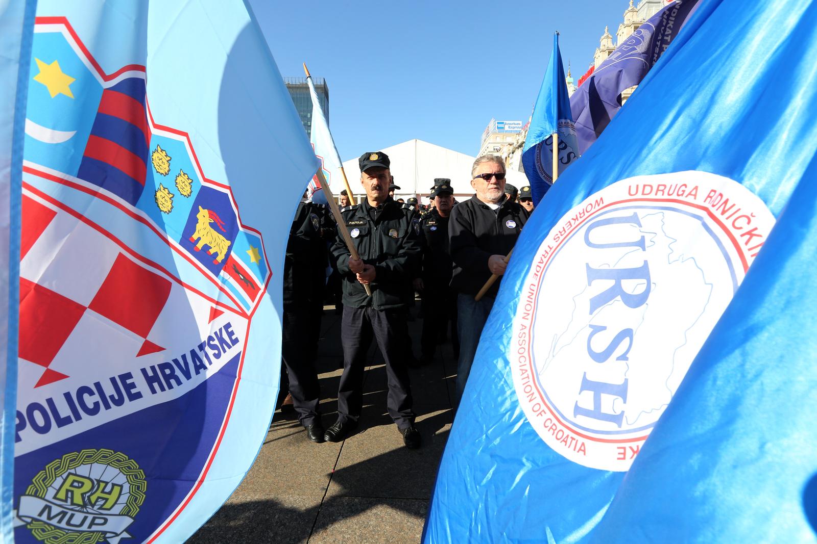 09.11.2012., Zagreb - Policijski sluzbenici u sluzbenim odorama sastali su se na Kaptolu kod katedrale te se zaputili na Trg bana Jelacica kako bi prosvjedovali protiv odgode primjene odredbe o otpremninama temeljem Zakona o policiji. Smeta im tendencija smanjivanja osobnih dohodaka. Tvrde da im je u kolektivnom ugovoru obecana isplata otpremnina od 1. sijecnja 2013., a samo 15 dana nakon toga predlozena je promjena zakona prema kojoj ce se otpremnine isplacivati tek tri godine kasnije. Nakon prosvjeda na Trgu, najavljeno je da ce 1.500 prosvjednika otici na Trg sv. Marka, pred Vladu i Sabor. Prosvjed je organizirala Koordinacija sindikata koji djeluju unutar MUP-a (Sindikat policije Hrvatske, Nezavisni sindikat djelatnika MUP-a, Sindikat drzavnih i lokalnih sluzbenika i namjestenika). rPhoto: Robert Anic/PIXSELL