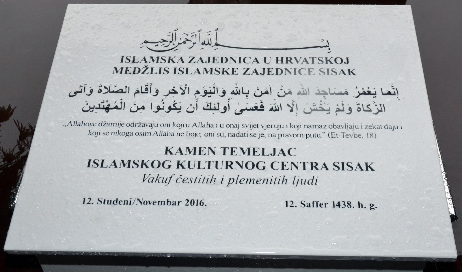 12.11.2016., Sisak -  U nazocnosti velikog broja vijernika iz Hrvatske i Bosne i Hercegovine polozen je kamen temeljac za Islamski kulturni centar. Medju brojnim uzvanicima bili su i vrhovni poglavar Islamske zajednice u BiH Husein Kavazovic, te izaslanik emira Kuvajta, a sve vjerske sluzbenike u Hrvatskoj predvodio je predsjednik Medzlisa islamske zajednice u Hrvatskoj muftija Aziz ef.Hasanovic. rPhoto: Nikola Cutuk/PIXSELL