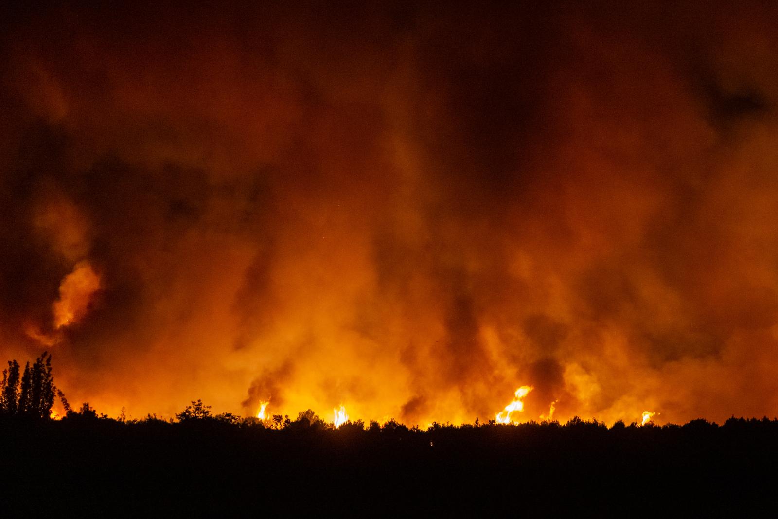 13.07.2022., Sibenik, Zaton - Požar se zbog jakog vjetra proširio na brdo pored Zatona.  Photo: Sime Zelic/PIXSELL
