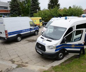 14.05.2019., Cakovec- Policija privodi migrante nakon pruzanja lijecnicke pomoci u Zupanijskoj bolnici Cakovec.rPhoto: Vjeran Zganec Rogulja/PIXSELL