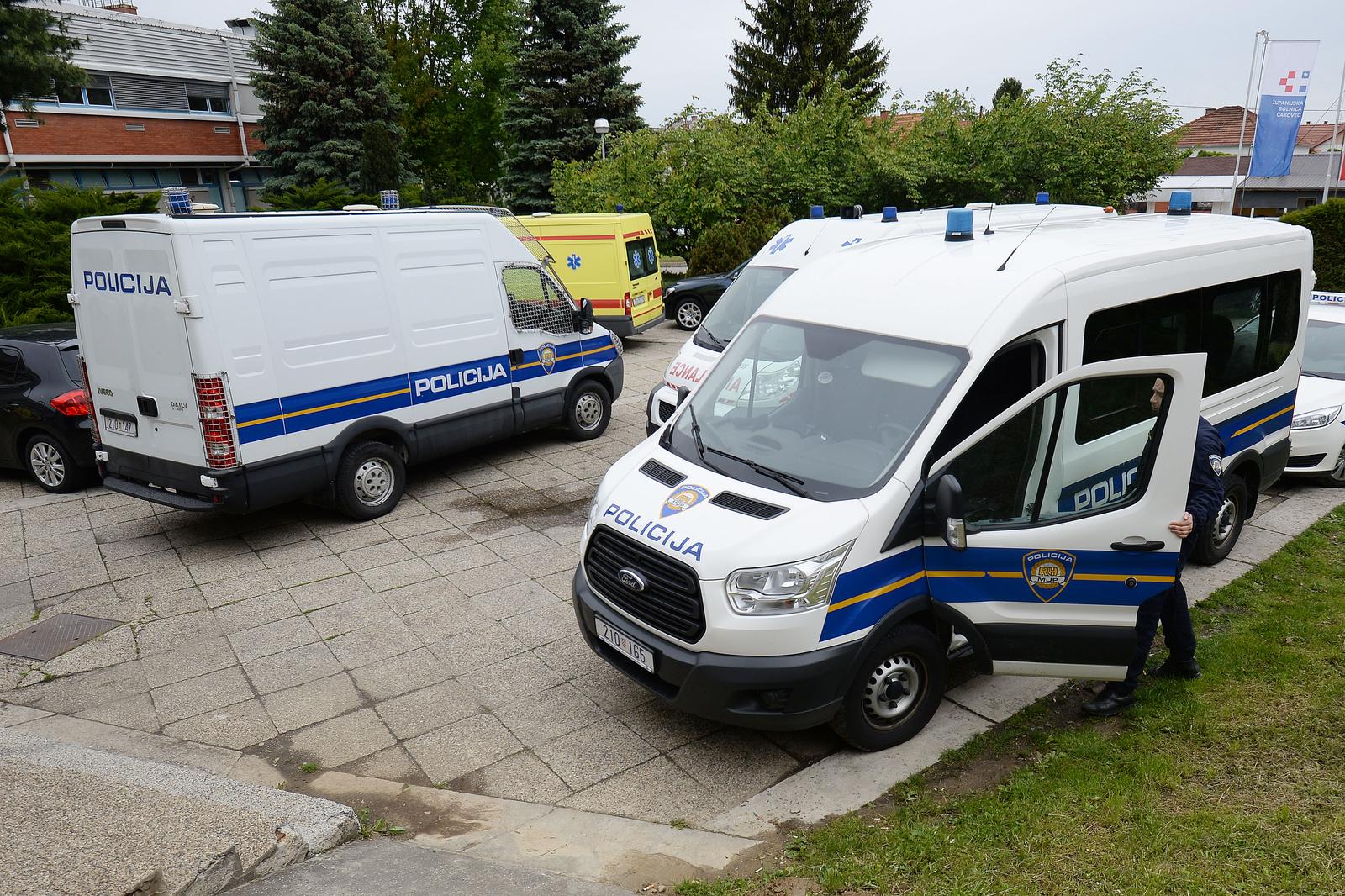 14.05.2019., Cakovec- Policija privodi migrante nakon pruzanja lijecnicke pomoci u Zupanijskoj bolnici Cakovec.rPhoto: Vjeran Zganec Rogulja/PIXSELL