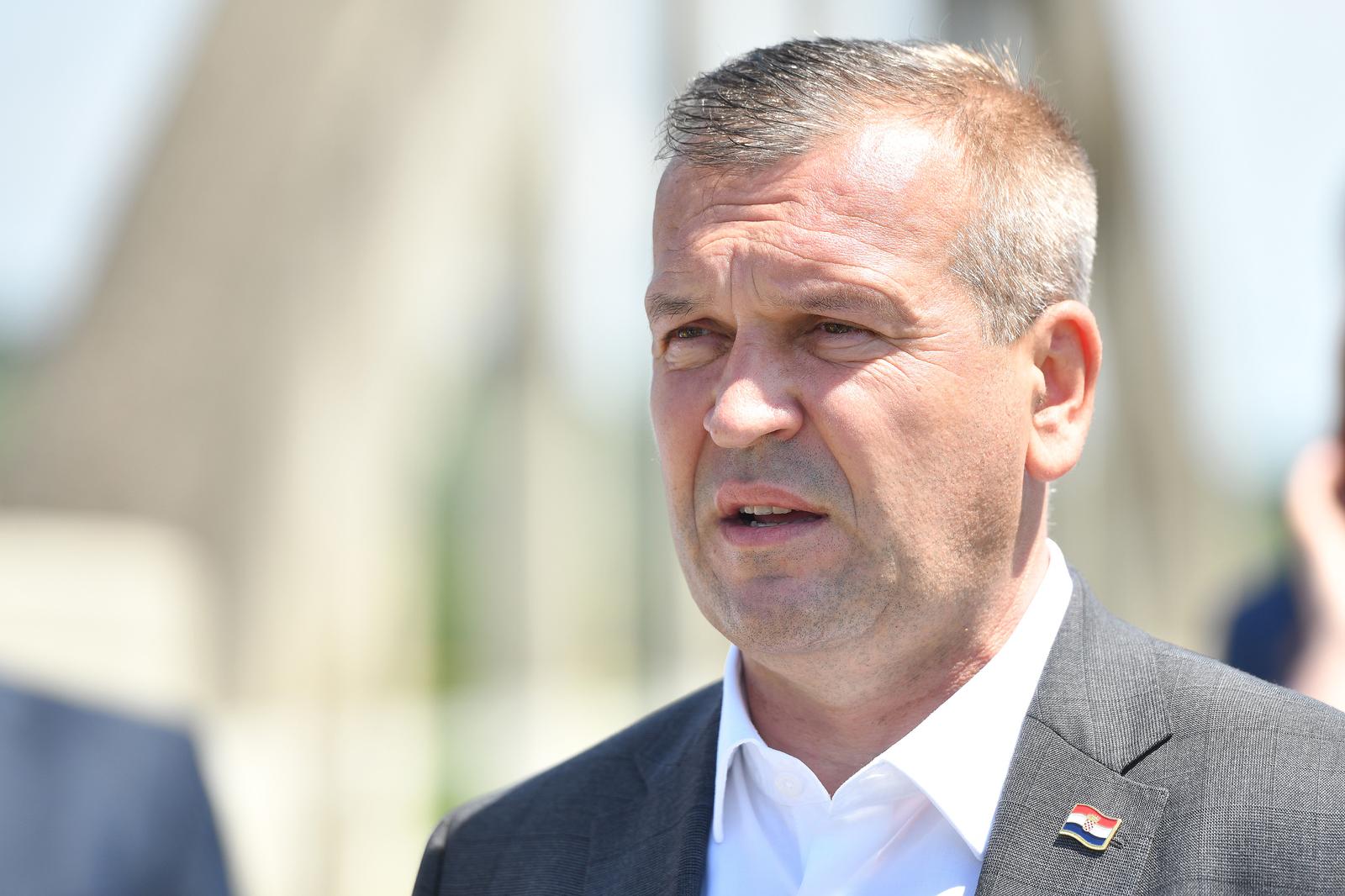 14.06.2022., Tuhovec - Ministar mora, prometa i infrastrukture Oleg Butkovic i predsjednik Uprave Hrvatskih cesta Josip Skoric sa suradnicima obisli su novoizgradjeni most Tuhovec.
  Photo: Vjeran Zganec Rogulja/PIXSELL