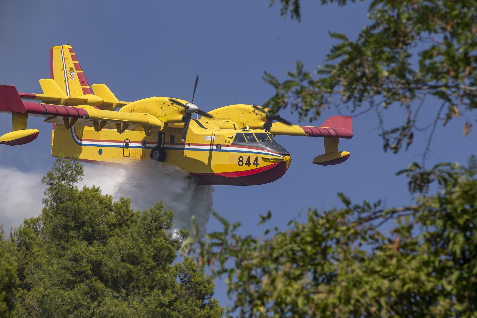 14.08.2022., Svetvincenat - 
Jedan od tri pozara koja su danas planula u Istri je u blizini sela Bijazici. U gasenju su pripomogli i kanaderi te airtraktori. Photo: Srecko Niketic/PIXSELL