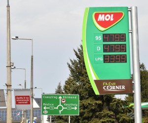 15.03.2022.,Madjarska, Lenti- Cijene goriva jeftinije nego u Hrvatskoj no guzvi nema jer je dizel limitiran na maksimalno 10 litara. Hrvati na madjarskim benzinskim postajama kupuju gorivo. MOL nedavno u prosjeku dnevno je  prodavao 5 milijuna litara, danas je ta kolicina trostruko veca i iznosi 15 milijuna litara goriva. Zbog velike navale stranaca, Madjarska je uvela ogranicenja. Po subvencioniranoj cijeni vise ne smiju kupovati strani vozaci kamiona tezih od tri i pol tone dok vozaci osobnih automobila i dalje mogu kupovati gorivo po povoljnijoj cijeni - bez ogranicenja. Photo: Vjeran Zganec Rogulja/PIXSELL
