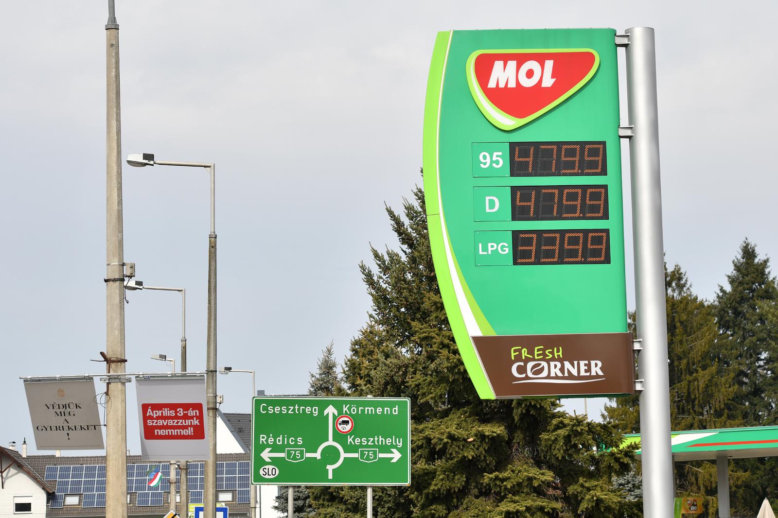 15.03.2022.,Madjarska, Lenti- Cijene goriva jeftinije nego u Hrvatskoj no guzvi nema jer je dizel limitiran na maksimalno 10 litara. Hrvati na madjarskim benzinskim postajama kupuju gorivo. MOL nedavno u prosjeku dnevno je  prodavao 5 milijuna litara, danas je ta kolicina trostruko veca i iznosi 15 milijuna litara goriva. Zbog velike navale stranaca, Madjarska je uvela ogranicenja. Po subvencioniranoj cijeni vise ne smiju kupovati strani vozaci kamiona tezih od tri i pol tone dok vozaci osobnih automobila i dalje mogu kupovati gorivo po povoljnijoj cijeni - bez ogranicenja. Photo: Vjeran Zganec Rogulja/PIXSELL